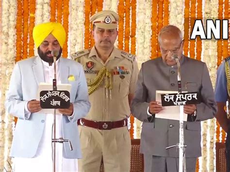 Bhagwant Mann was administered the oath by Punjab Governor Banwarilal ...
