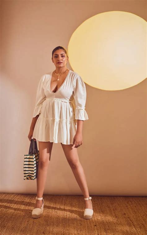 Off White V- Neck Fitted Dress With Lace Detail