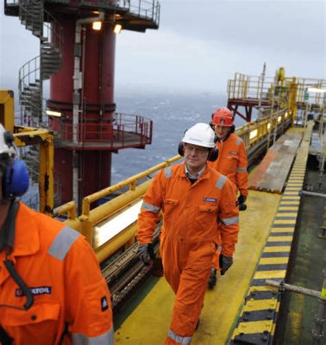 Norway safety authority wants closer oil executive scrutiny
