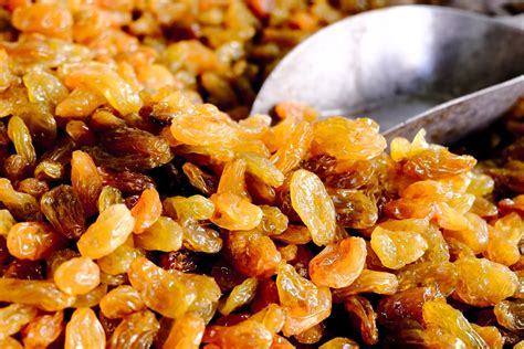 How Many Calories in Raisins? - Health Benefits of Raisins | Nutriciency