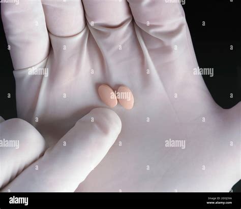 20mg tablets of Simvastatin, used for lowering cholesterol levels Stock Photo - Alamy