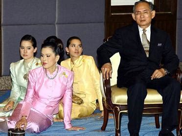 泰国王室又添一位孩子,诗妮娜大方晒照庆祝,高清侧颜散发魅力!|苏提达|贵妃|王室_新浪新闻