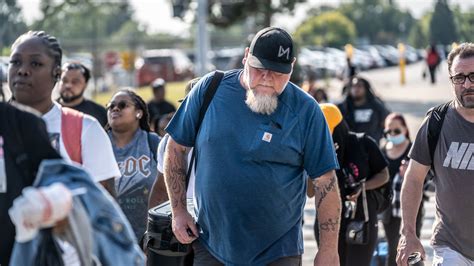 ¡Detengan los despidos masivos en la planta Warren Truck de Stellantis ...