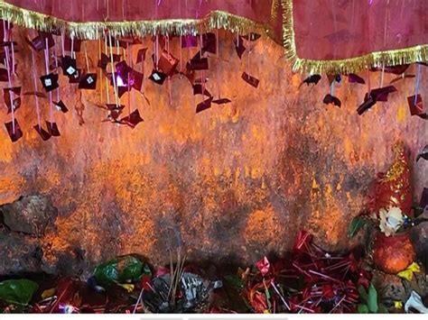 Durga Puja: मिट्टी के पिंड पर सिंदूर का लेप लगाकर की जाती है मां की ...