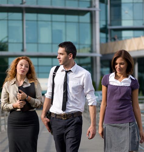People Walking to Work 的图像结果