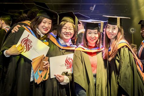 DMU Live Stream Graduation 的图像结果