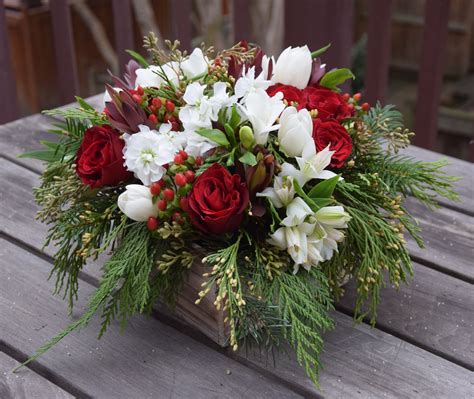 Christmas/holiday table centerpiece. | Christmas flower arrangements ...