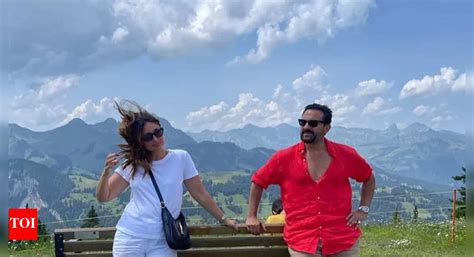 Kareena Kapoor Khan, Saif Ali Khan serve 'couple goals' in new picture ...
