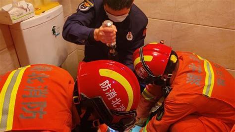 男童洗澡脚卡进便池，消防员20分钟救出_凤凰网视频_凤凰网