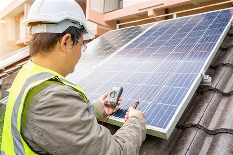 Man Using Phone Side View 的图像结果