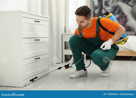 Spraying Chest of Drawers 的图像结果