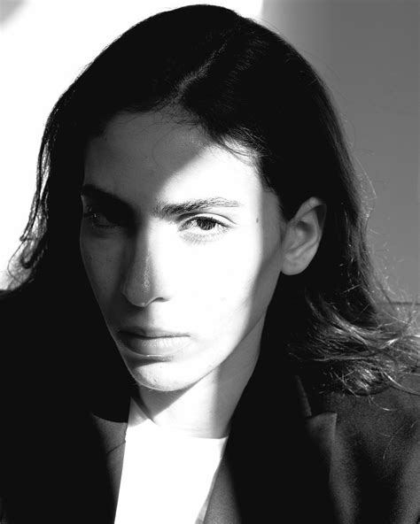 Fara Q Model Bio 的图像结果