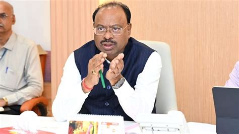 Deceased Kaij Tehsildar Rakesh Giddhe's Wife Gets Job On Compassionate ...