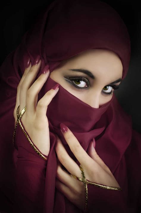 年轻穆斯林美丽女人图片-年轻穆斯林美丽女人的画像素材-高清图片-摄影照片-寻图免费打包下载