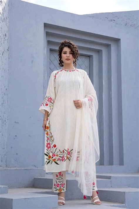 ELEGANT OFF-WHITE EMBROIDERED KURTA SET | FESTIVE & ETHNIC WEAR ...
