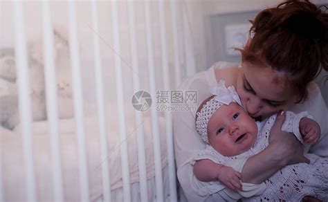 梦见自己抱着个小婴儿是什么意思_起名问答-美名宝起名网