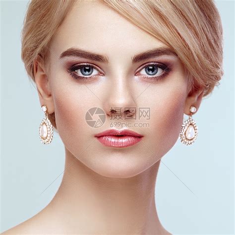 美丽的感女人的肖像,优雅的发型完美的妆容金发女孩时尚照片鲜花高清图片下载-正版图片300641416-摄图网