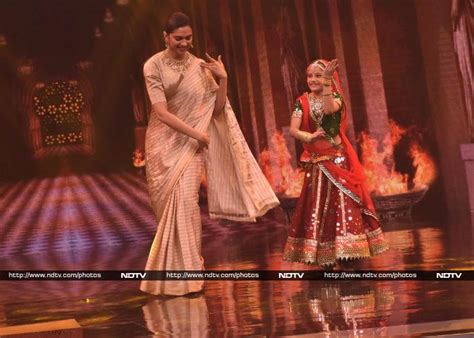 Deepika Padukones Ghoomar For Padmavati: Photos | दीपिका पादुकोण ने बच्चों को सीखाए घूमर के Steps