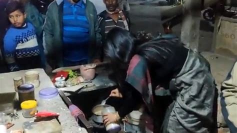 TMC Mahua Moitra made tea at roadside tea stall video goes viral सड़क ...