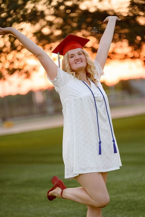 Bunker Hill, Indiana Cap & Gown Photography — Sweet Pickins Studio