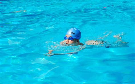 Share给想学游泳的朋友！超实用教程让你一次Get💙仰泳蛙泳都不是问题！
