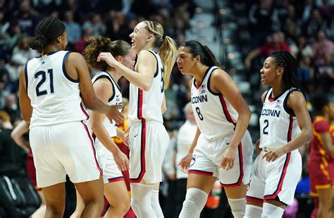 Paige Bueckers shoots 5-word message after making history with UConn ...