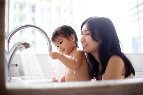 讓小孩自己洗澡後，人生輕鬆好多！讓小孩自己洗澡的正確時機？｜Mombaby 媽媽寶寶懷孕生活網
