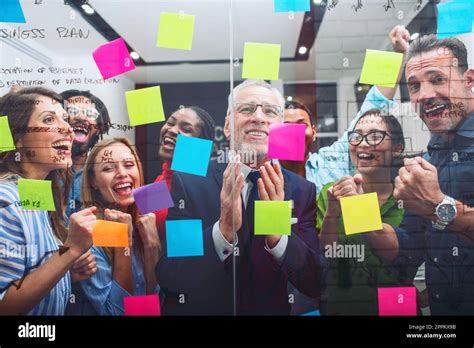 Happy People at Work 的图像结果