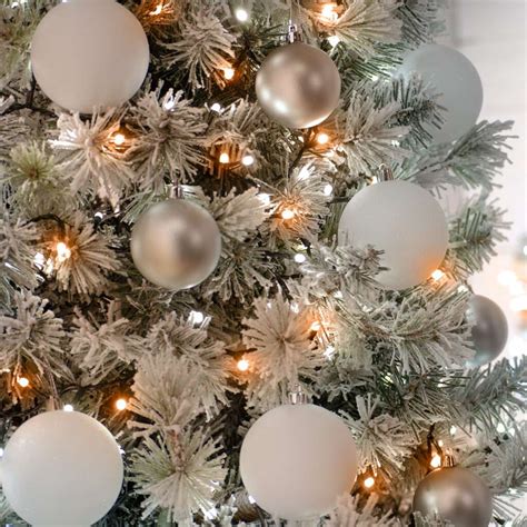 7 On-Trend Themes for Your Christmas Tree Lights | Lightbulbs Direct