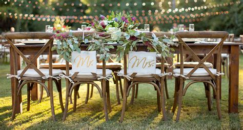 Wood table wedding | Beachweddingtips.com