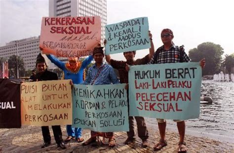 Men in Indonesia wear skirts to condemn violence against women ...
