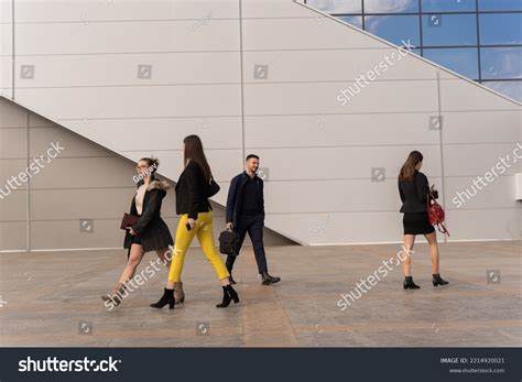 Business People Walking Fast 的图像结果