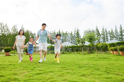 一家人公园牵手散步高清图片下载-正版图片501627516-摄图网