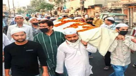 UP: Fasting Muslim men take out funeral procession of Hindu priest in ...
