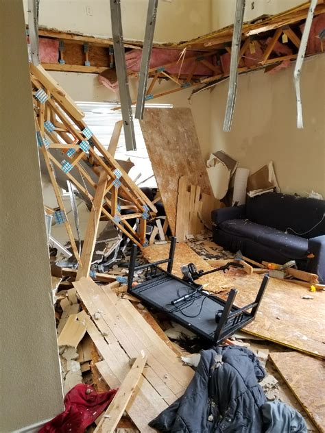 Video: Dramatic moment UNT apartment floor collapses during homecoming ...