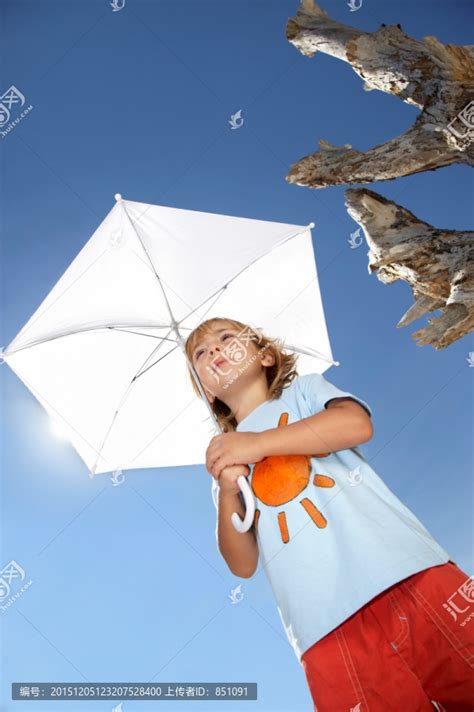 男孩撑着伞,,,摄影,汇图网www.huitu.com