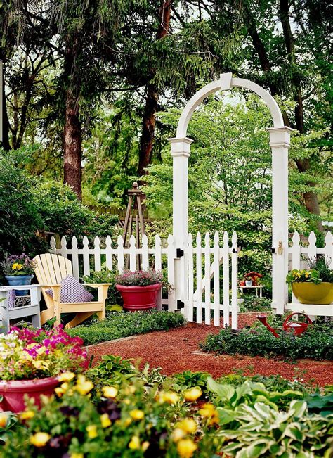 Add Style to Your Yard with These Favorite Fence Ideas | Small garden ...
