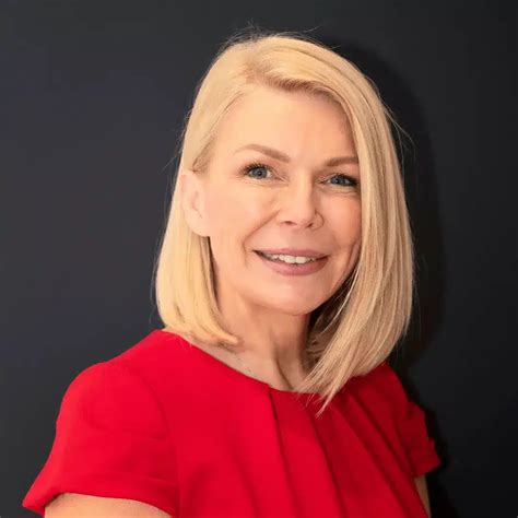 Who is Julia Hart? - The Tweakments Guide