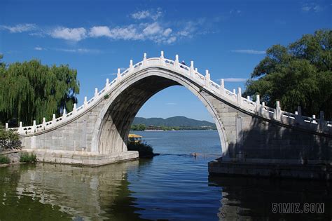 蓝天白云河边桥梁背景图片免费下载-千库网