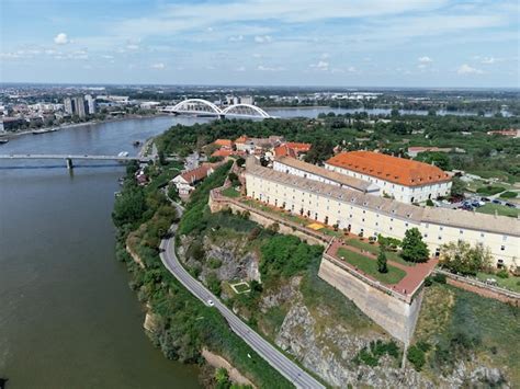 Drohnenaufnahme der Festung Petrovaradin am Ufer der Donau gegenüber ...