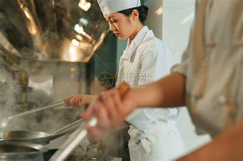 后厨内的专业厨师团队烹饪美味佳肴高清图片下载-正版图片507636378-摄图网