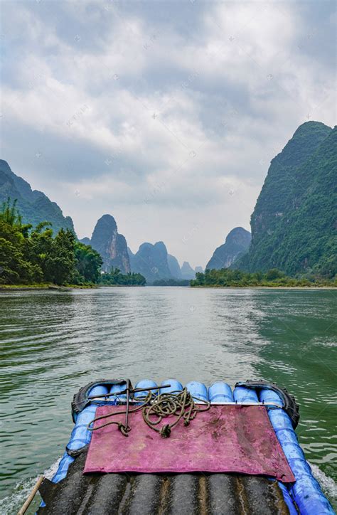 桂林山水间竹筏漂流高清图片下载-正版图片500787968-摄图网