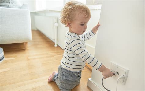 居家安全 / 触电_SAFELINK - Babyproofing Your Home | 儿童安全 | 居家安全 | 意外伤害