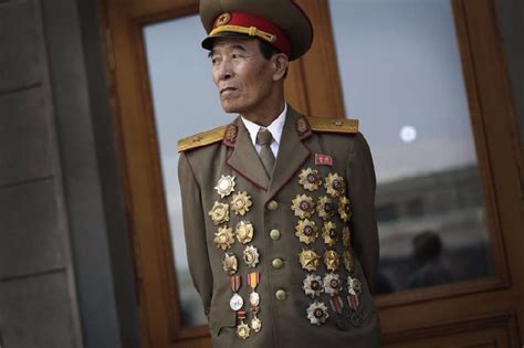 朝鲜军人胸前的勋章，多的简直可以当“防弹衣”了