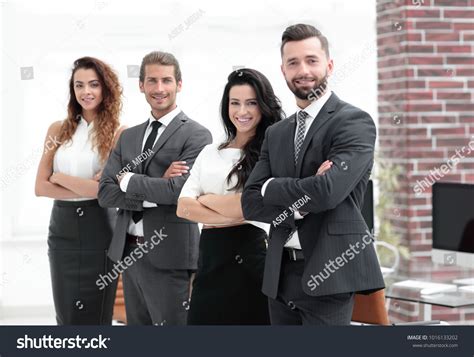 Business People Smiling in Group Photo 的图像结果