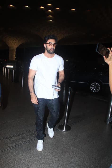 Pics: Ranbir Kapoor jets off to London to surprise mother Neetu Kapoor ...