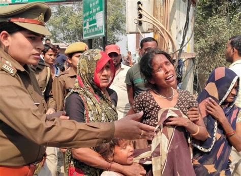 हाईवे के अतिक्रमण पर चला बुलडोजर - Bulldozer on the encroachment of the ...