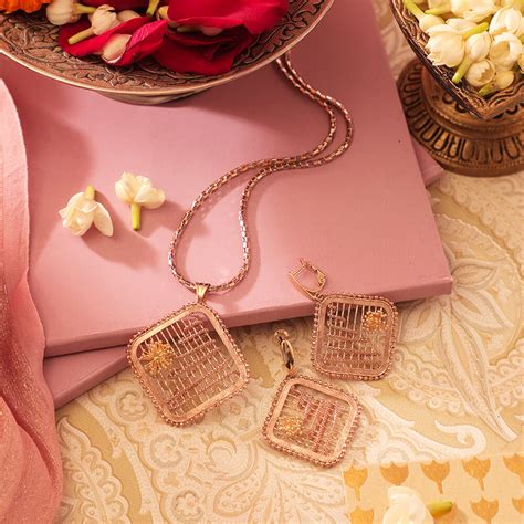Buy Gold Pendant Set Online | Gold Pendant Set by Manubhai.
