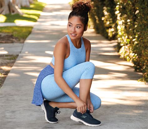 Buy Shoes & Apparels Online for Men, Women & Kids | Skechers India