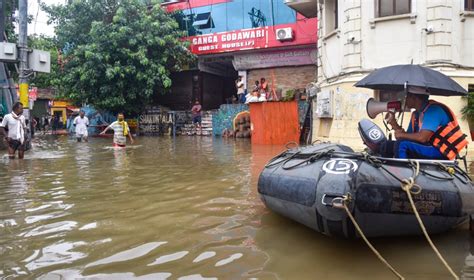 Varanasi Floods: मकान-दुकान हों या तंग गलियां और चौड़े घाट... बाढ़ की ...